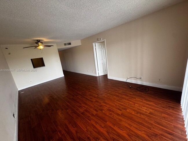 Building Photo - 8020 N Colony Cir