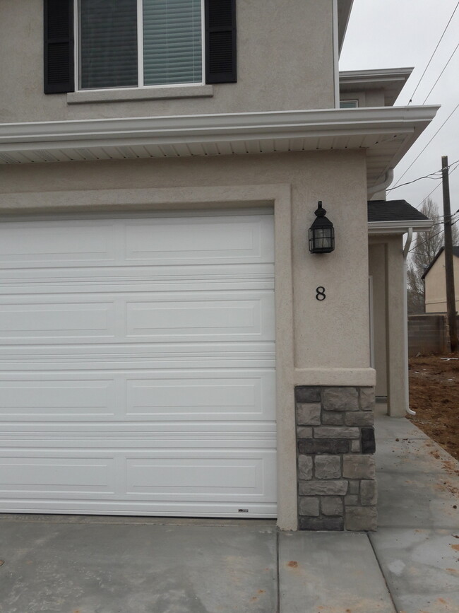 Building Photo - 3 bed 2.5 bath - Newer townhome in the hea...