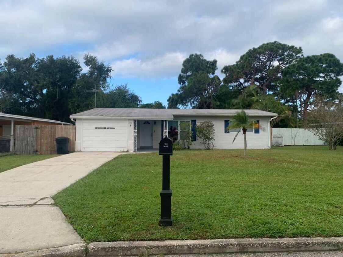 Foto principal - 3 Bedroom 2 Bath Home in Central Gulfport