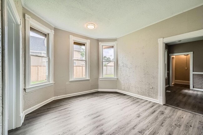 Building Photo - 911 Sims Ave