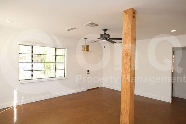 Foto del edificio - 2925 E Cheery Lynn Rd