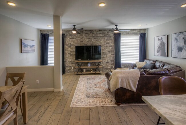 Foto del edificio - Welcome Home! Fully Furnished with Month to Month leasing options available. Contact us today to ...