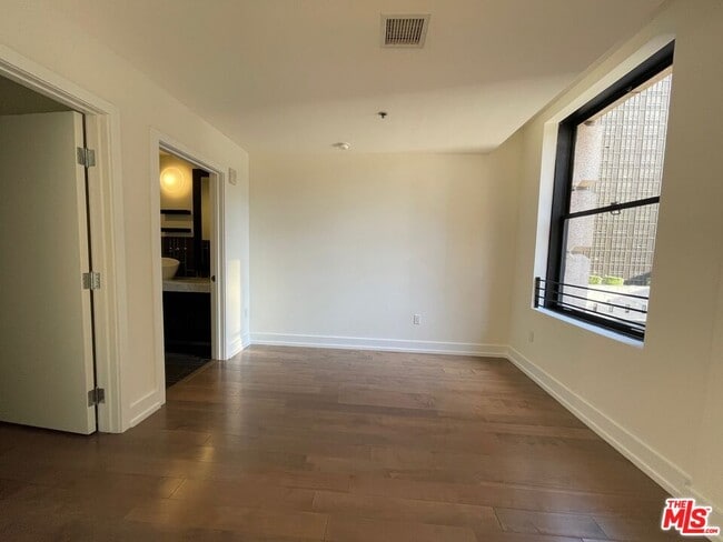Building Photo - 727 W 7th St