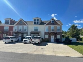 Building Photo - 1702 Arbor Hls Dr SE