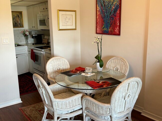 Dining area - 1200 N Shore Dr NE
