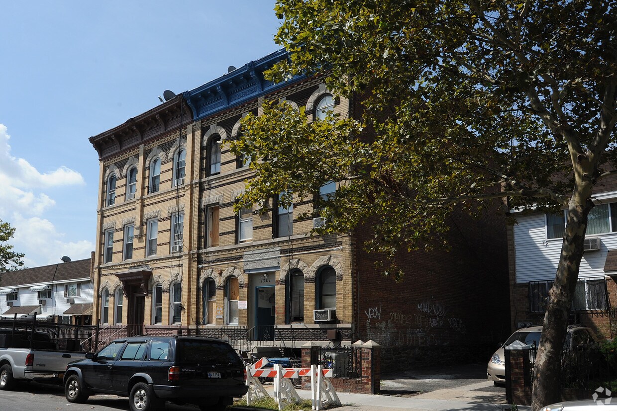 Foto del edificio - 1301 Putnam Ave