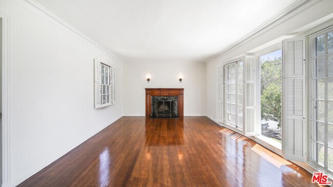 Foto del edificio - 1284 S Beverly Glen Blvd