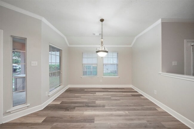 Building Photo - 6 Valewood Pl
