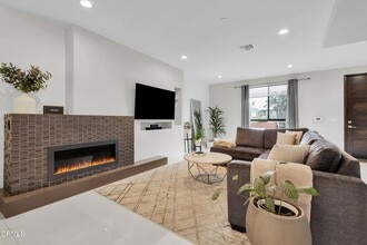 Building Photo - 4485 Hazeltine Ave