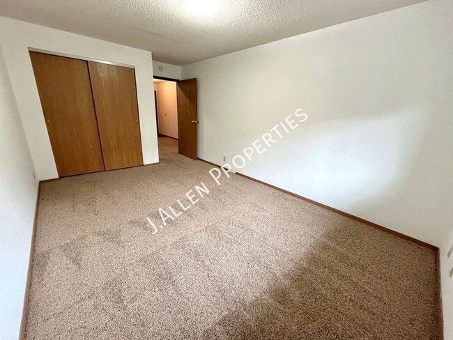 Building Photo - Spacious, Affordable 1 Bed