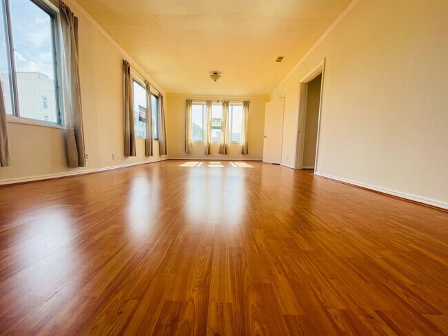 Building Photo - Spacious & Light  3 br/1.5 ba in Pacific H...