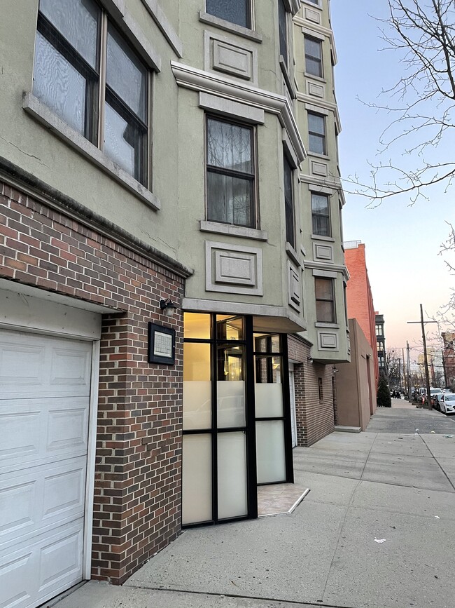 Building Photo - 208 Grand St