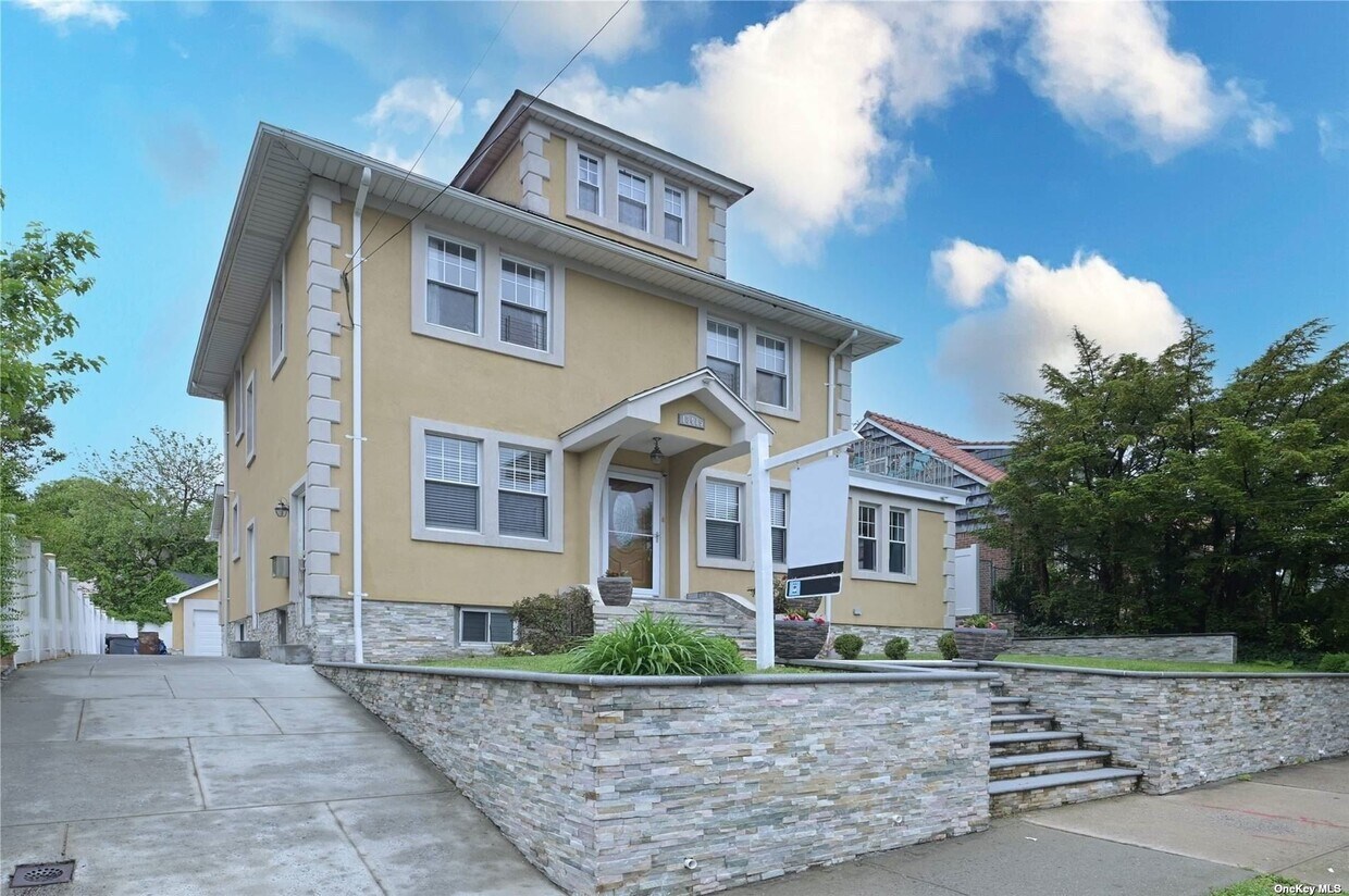 Primary Photo - 184-15 Wexford Terrace