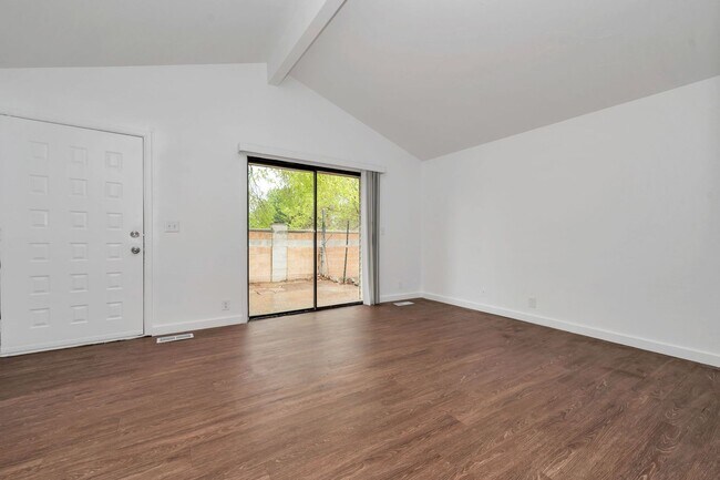 Foto del edificio - Newly Remodeled 2 Bed 1 Bath Duplex in West Valley
