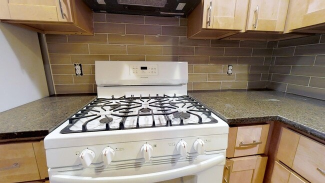 Full size gas range - 4201 Roland Ave