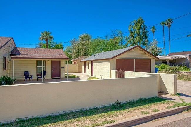 Building Photo - 502 W Roma Ave