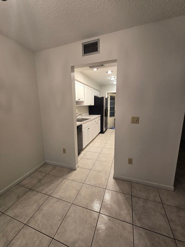 Building Photo - Two Bedroom Condo close to USF