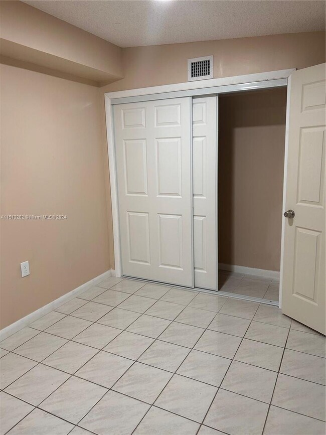 Foto del edificio - 4596 E 8th Ct