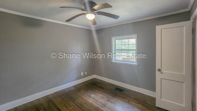 Building Photo - 3 BR / 1 BA Stone's Throw Away From TN