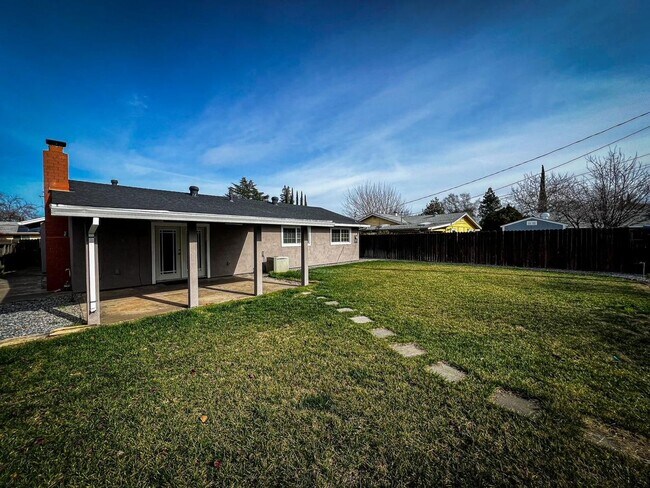 Building Photo - 3 bedroom 2 bath house AVAILABLE NOW!