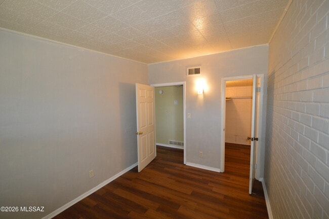 Building Photo - 2412 N Bryant Ave