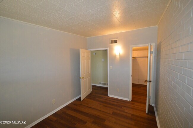 Foto del edificio - 2412 N Bryant Ave