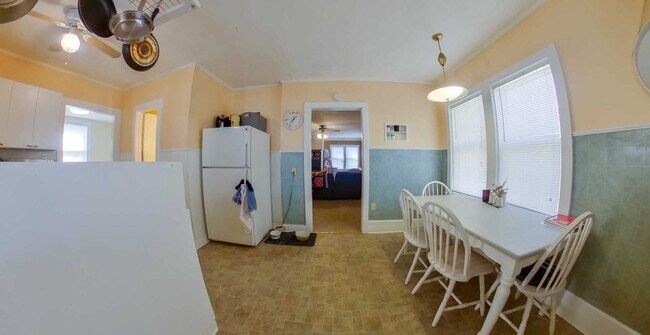 Foto del edificio - 3D Tour Available - Stand Alone House + Attached Garage + Pet Friendly! Available April 22nd!