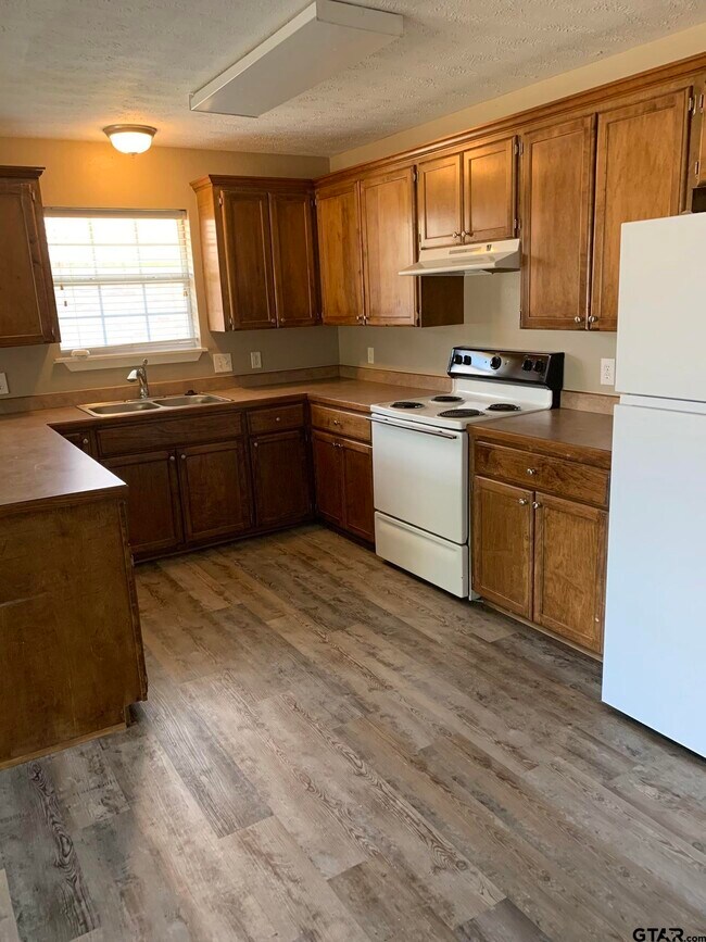 Building Photo - 113 Elm Creek Dr