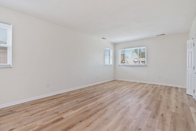 Building Photo - Recently Renovated, Pet Friendly, 3 Bedroom Apartment Close to Downtown