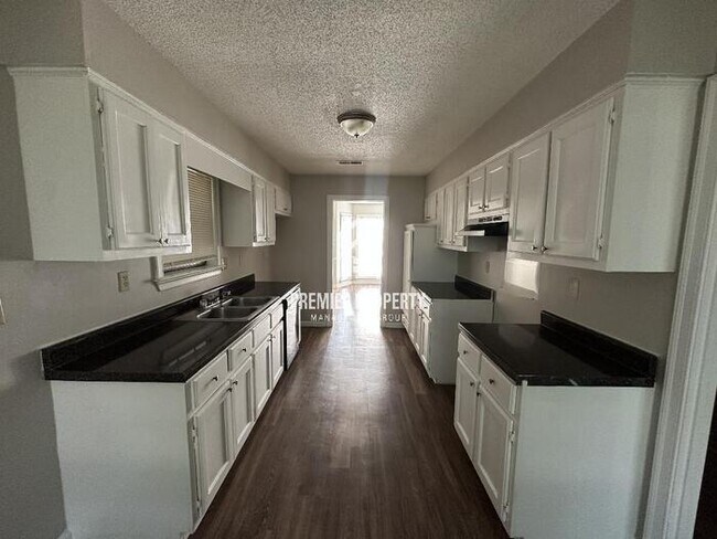 Building Photo - 425 Regis Cove