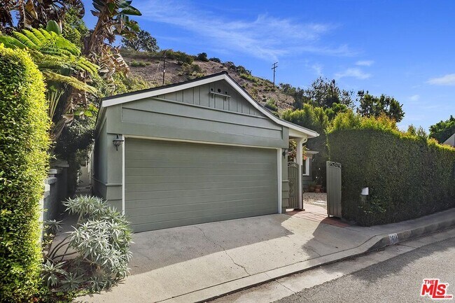 Building Photo - 1514 N Beverly Dr