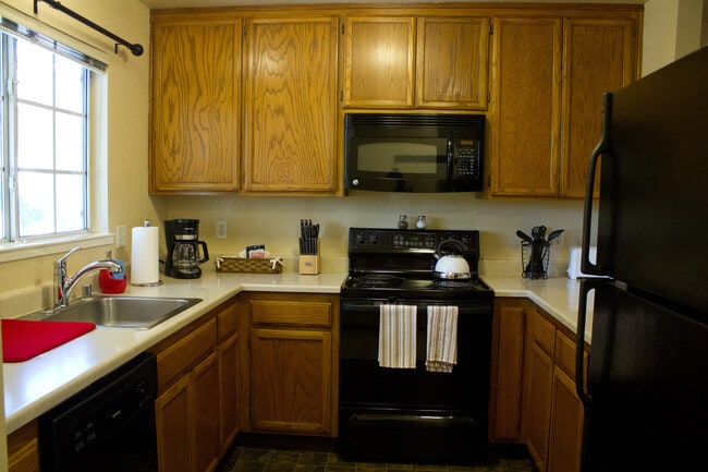 Building Photo - Beautiful Upstairs 2 Bedroom 1 Bath Apartments Available Now!!