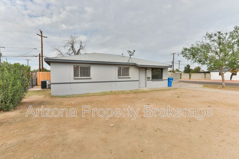 Primary Photo - 3302 W Solano Dr S