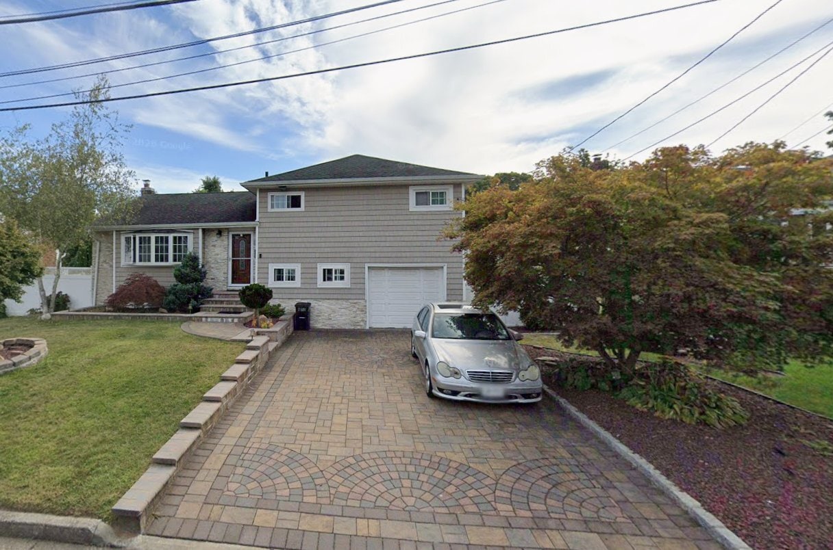 Photo - 572 Benjamin Rd (North Babylon, NY)