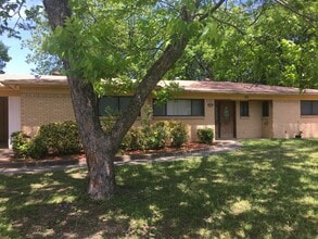 Building Photo - 105 E Lynnwood Ln