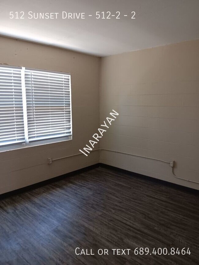 Building Photo - Remodeled 2/1 Downstairs apartment. Availa...