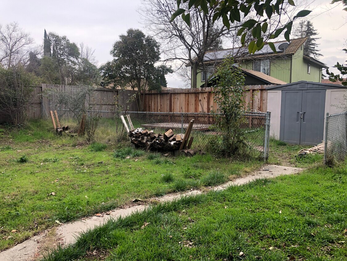 Dog run and shed - 131 Cavan Ct