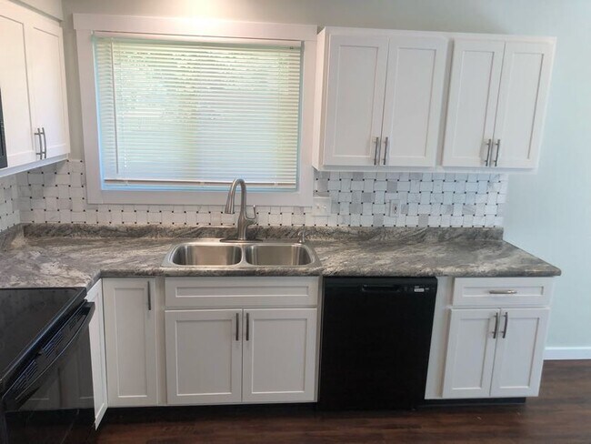 Building Photo - 1529 Brittany Cv