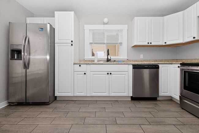 Building Photo - 1631 W Custer Ave