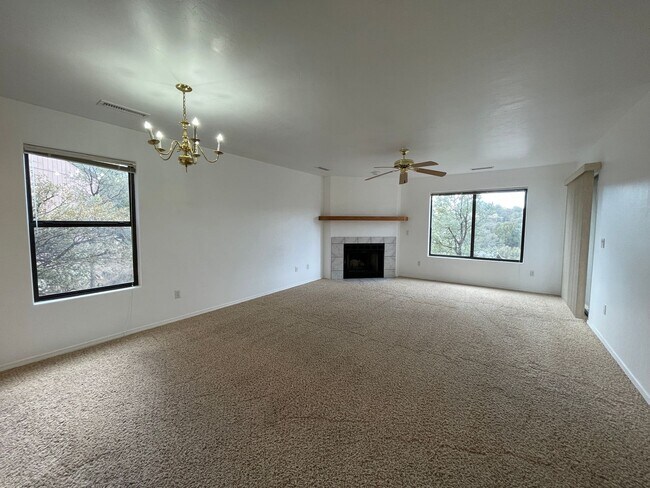 Foto del edificio - 4940 Summit Cir