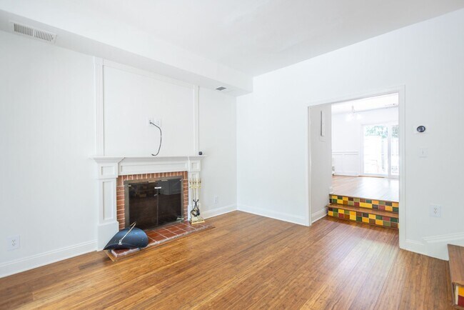 Building Photo - Lovely 3 BR/2.5 BA Townhome in Columbia!