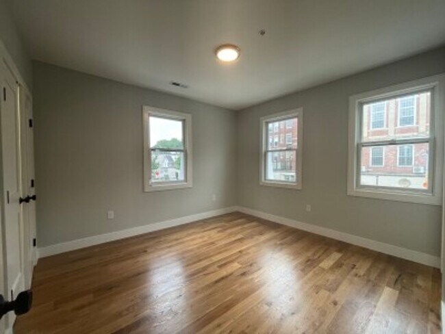 Foto del edificio - Stunning, Gut Rehab Brookline Village 4 Be...