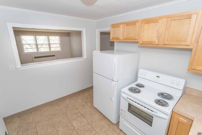 Building Photo - 205 Quaker Ln S