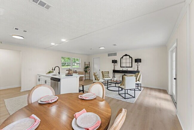 Foto del edificio - Orange Park 4 Bedroom Home With Upgraded Features Throughout