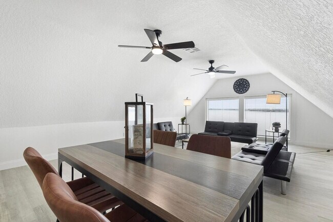 Building Photo - 1932 Lake St