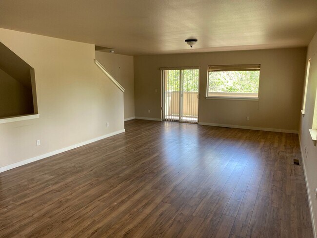 Foto del edificio - 4 Bed/3 Bath Townhome in NW Bend - Newport Ave