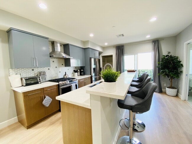 Building Photo - 855 N McCadden Pl