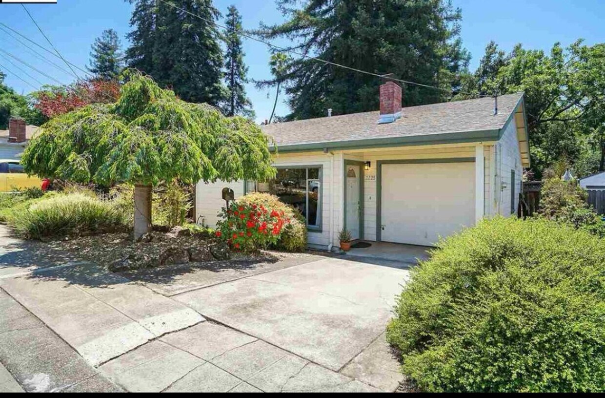 Primary Photo - Coming Soon! Modern & Comfortable 3 Bed, 1...