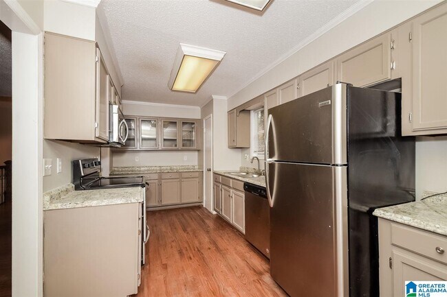 Foto del edificio - 2435 Burgundy Dr