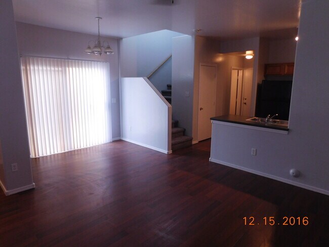 Foto del edificio - AVAILABLE NOW!!